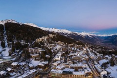 Coucher de soleil sur la célèbre station de ski et le village de Crans-Montana, dans le canton du Valais, dans les Alpes suisses.